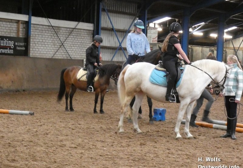 14-05-26 Paardrijlessen in de manege. Foto: H. Wolfs Onstwedde.info