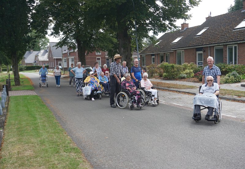 27-08-26 Wandeling Zorghuis Samen door de Kerklaan. Foto: Anneke Orsel Onstwedde.info