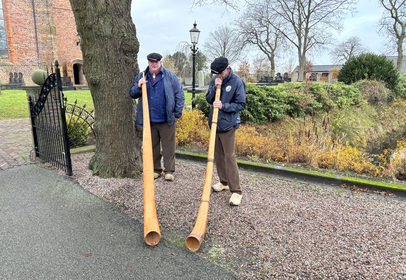 01-12-25 Zondag hebben de Giezelbaargbloazers traditiegetrouw weer bij kerspelkerken van Westerwolde het Advent aangeblazen. Foto: Onstwedde.info