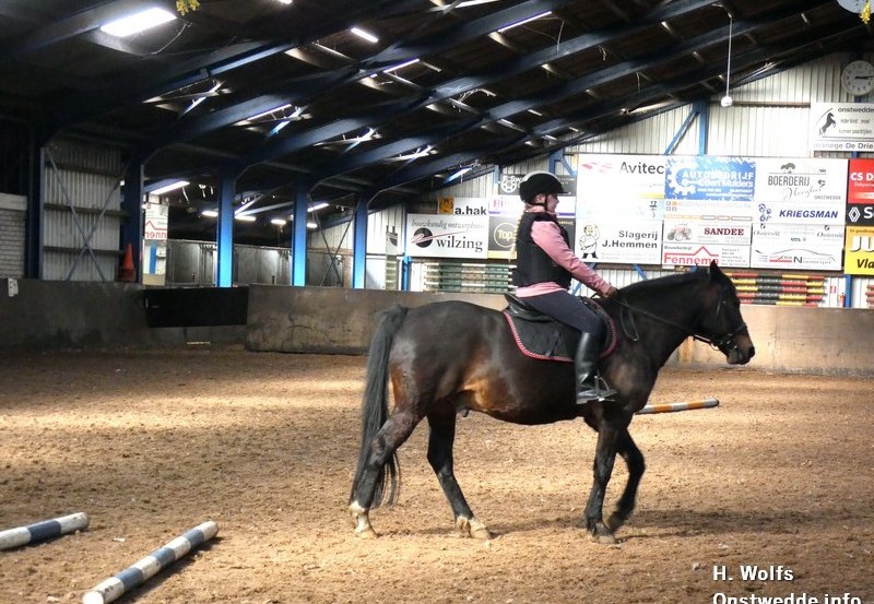 01-04-26 Paardrijlessen in de manege. Foto: H. Wolfs Onstwedde.info