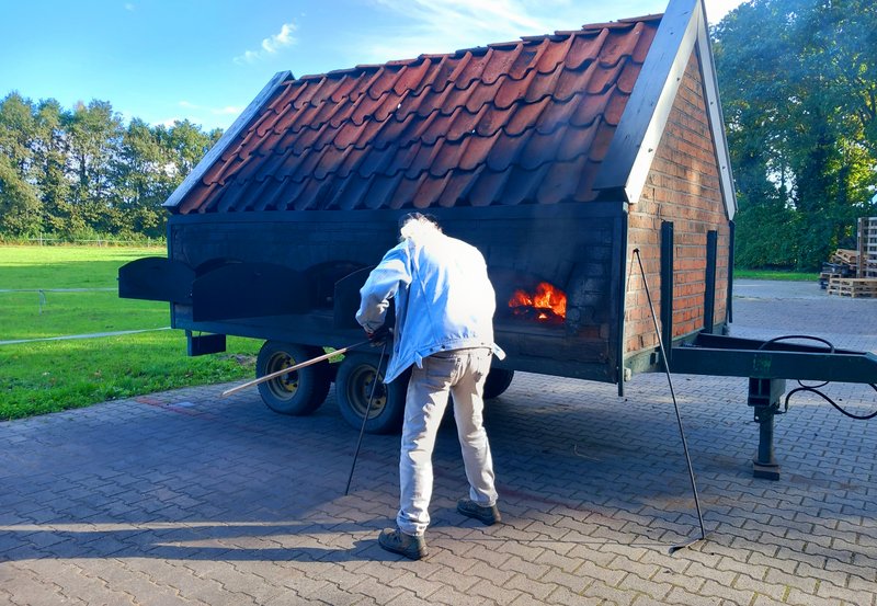 08-10-26 Stooker van Onstwedder Gaarv'n bezig met voorbereidingen. Foto: Onstwedde.info