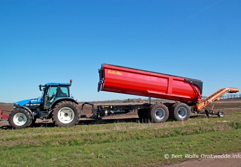07-04-26 Het aardappelen poten is ook weer begonnen bij Loonbedrijf Meedendorp. Foto: Bert Wolfs Onstwedde.info