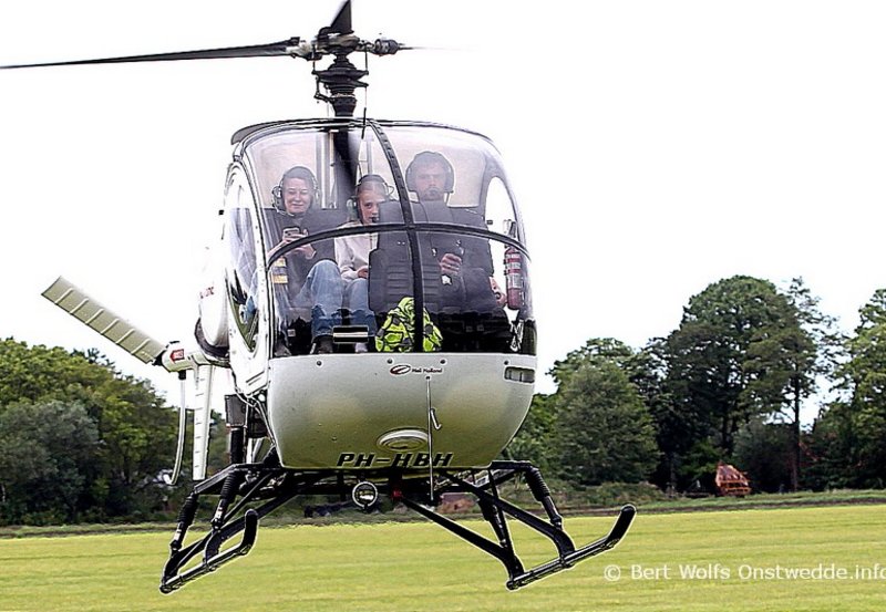 16-05-26 Gewonnen helikopterrondvlucht als hoofdprijs van de 16+ jeugdclub Hervormde Gemeente. Foto: Bert Wolfs Onstwedde.info