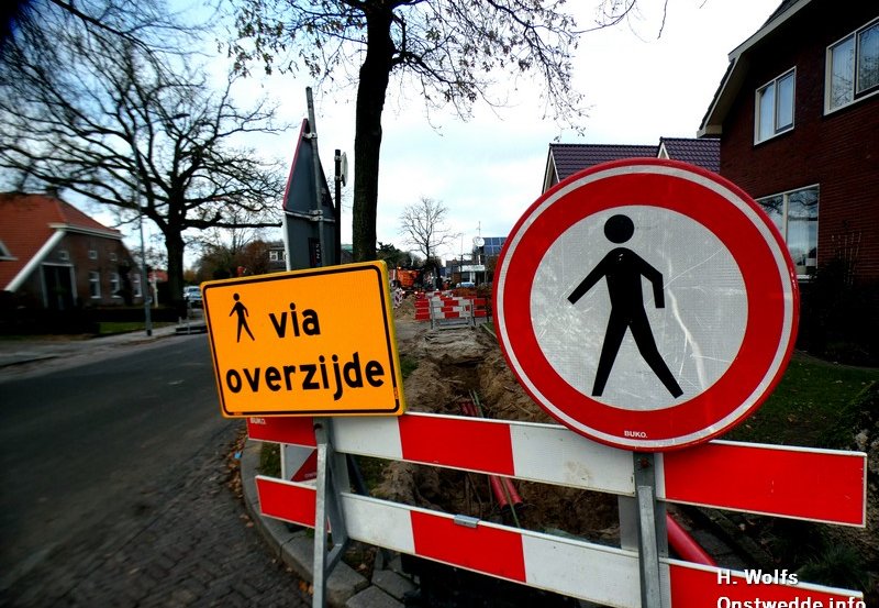 24-11-25 Werkzaamheden in de Dorpsstraat. Foto: H. Wolfs Onstwedde.info