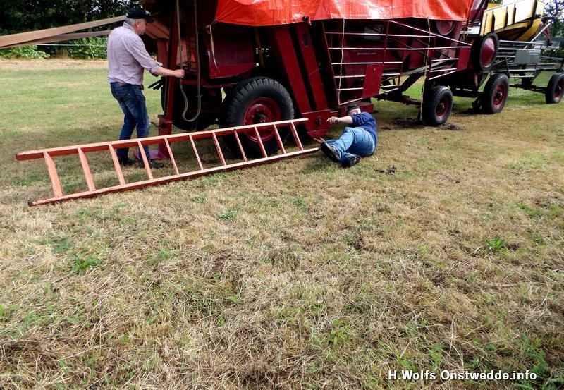 21-08-26 Voorbereiding werkzaamheden voor de oogstfeest Onstwedder Gaarv'n op zaterdag 22 augustus aan de Wessinghuizerweg. Foto: H. Wolfs Onstwedde.info