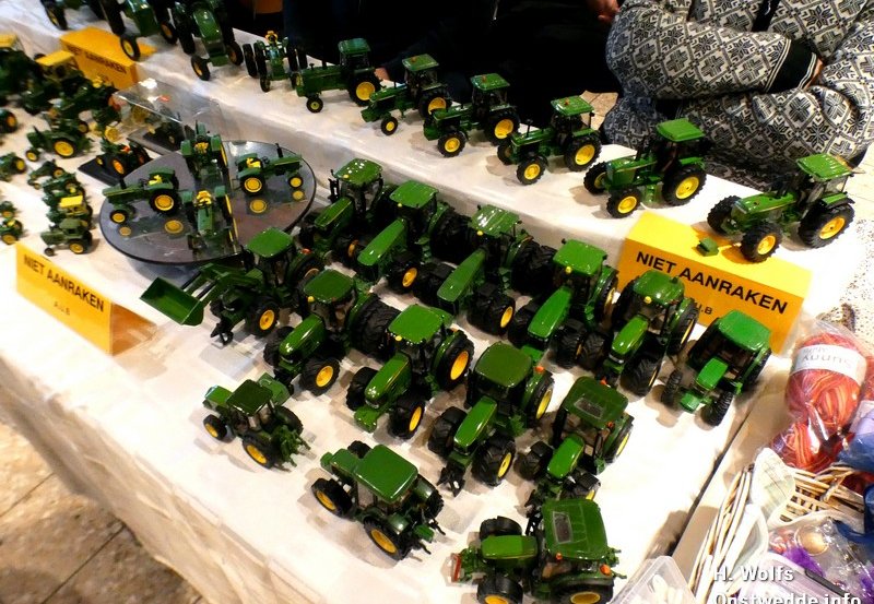 07-02-26 Ook de familie Orsel was aanwezig met hun prachtige collectie op de hobbybeurs in d’Ekkelkaamp. Foto H. Wolfs Onstwedde.info