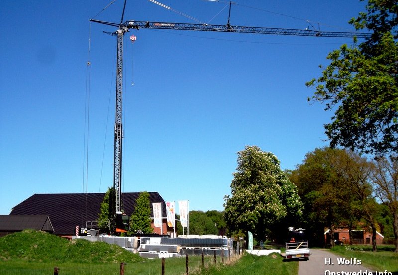 08-05-26 Bouwwerkzaamheden bij Boerderij Migchels aan Veenhuizerweg 6. Foto: H. Wolfs Onstwedde.info