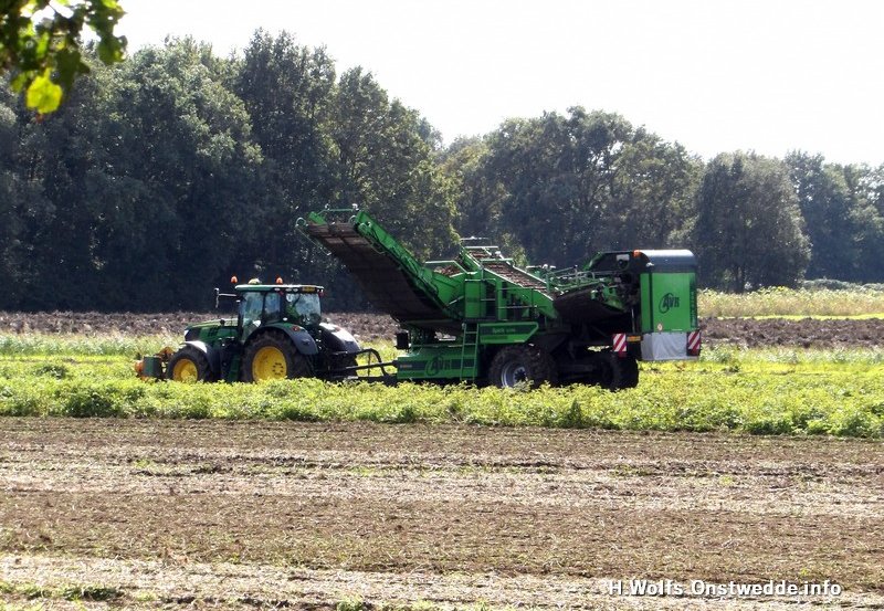 11-09-26 Aardappelen rooien aan't knaoldiek in Ter Wupping. Foto: H. Wolfs Onstwedde.info