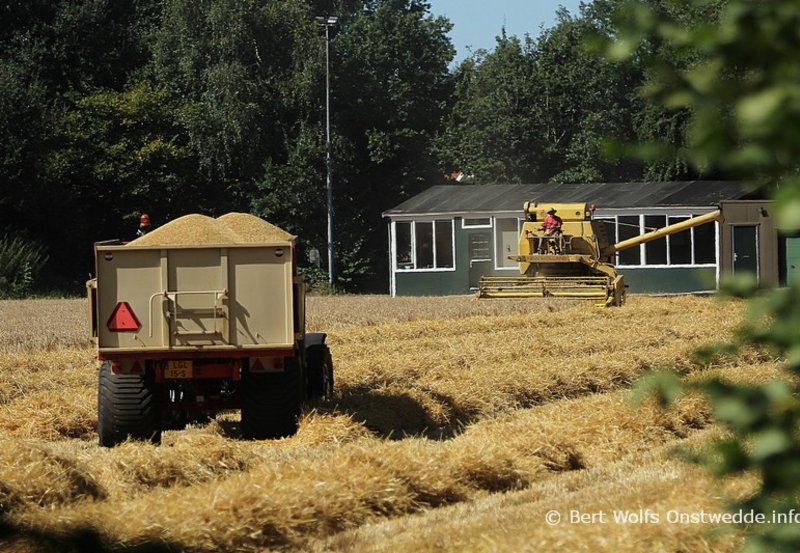 08-08-26 Combinen op de ijsbaan door loonbedrijf AD. en JJ. Moed. Foto: Bert Wolfs Onstwedde.info