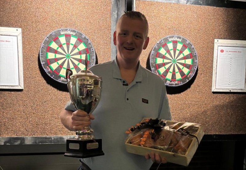 23-02-26 Harm-Jan Hartsuiker kroonde zich tot winnaar van het 20e Sterenborg Klussenbedrijf Darttoernooi.