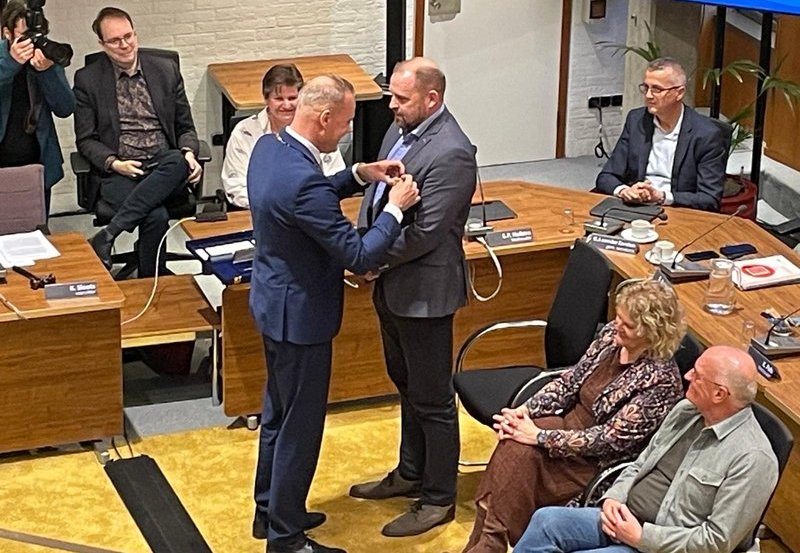 31-03-26 Koninklijke onderscheiding voor Frits van der Heide.