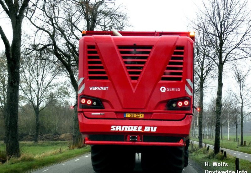 27-11-25 Landbouw- en Loonbedrijf Sandee met de bietenrooier op de Vosseberg. Foto: H. Wolfs Onstwedde.info