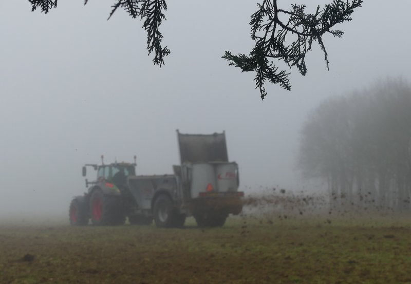 09-02-26 Mestverspreiden bij de Roege Baarg. Foto: Magdalena