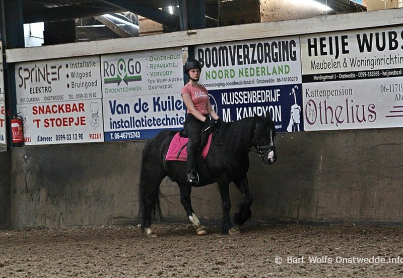 21-05-26 Donderdaglessen bij de manege. Foto: Bert Wolfs Onstwedde.info