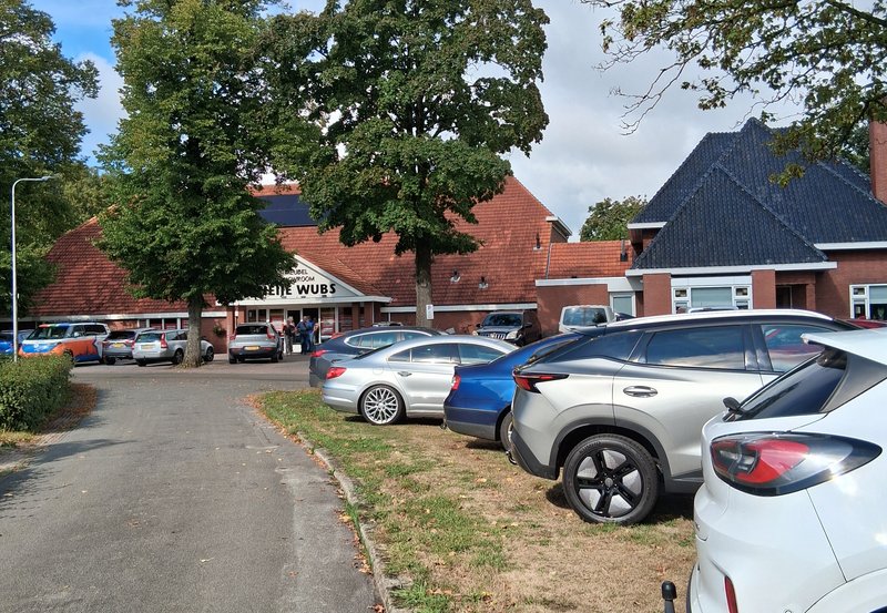21-08-26 Drukte bij meubelshowroom Heije Wubs wegens bedrijfsbeëindiging en leegverkoop. Foto: Harma Huiting