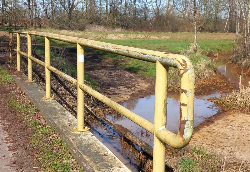20-03-26 De brugleuning over de Mussel Aa is aan onderhoud toe. Foto: Onstwedde.info