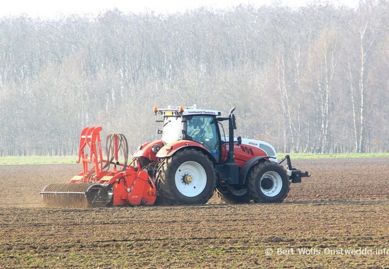 24-03-26 Loonbedrijf Meedendorp aan het grondbewerken aan de Tweede Barlagerweg. Foto: Bert Wolfs Onstwedde.info