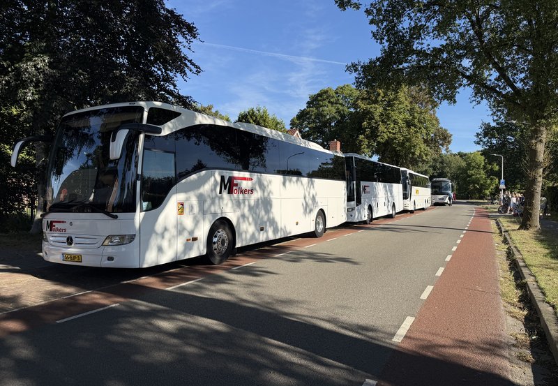12-08-26 Vanmorgen vertrokken er maar liefst vijf bussen richting Drouwenerzand. Een jaarlijk uitje tijdens de vakantie spelweek op de woensdag. Foto: Jolanda Freitag Onstwedde.info